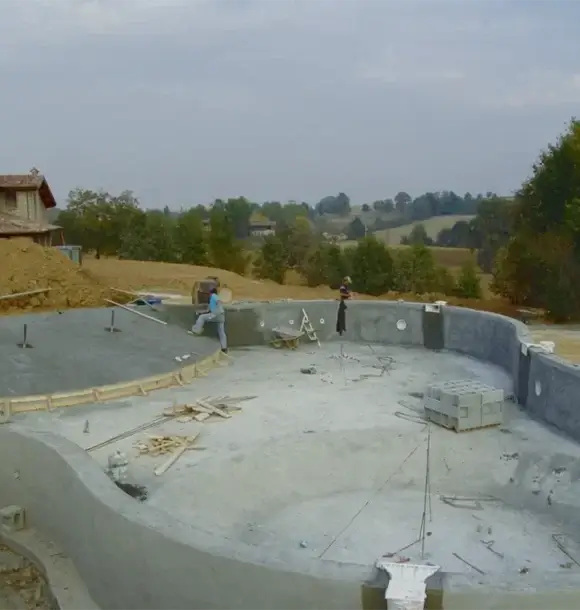 AM CASALI - Cantiere di una piscina a forma libera - Pavia - lodi - milano - AM Casali Piscine Giardini a Lodi Pavia Piacenza Milano Crema Lombardia