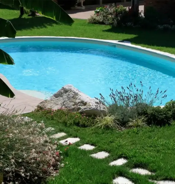 AM CASALI - Ci occupiamo di abbellire il tuo giardino con una piscina a forma libera - Pavia - lodi - milano - AM Casali Piscine Giardini a Lodi Pavia Piacenza Milano Crema Lombardia